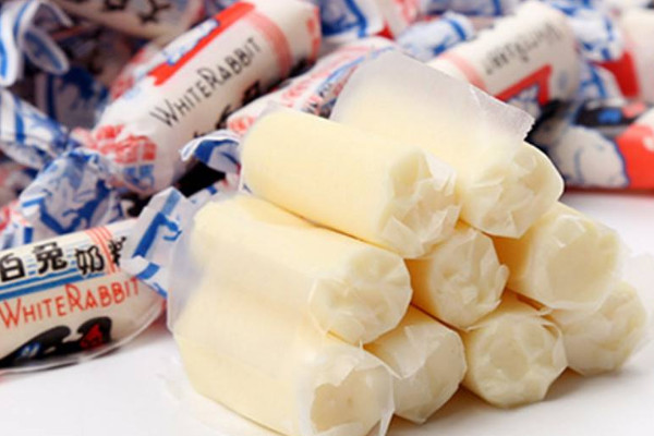 為什么大白兔奶糖包一層糯米糖紙？老版糖紙比一斤糖還貴