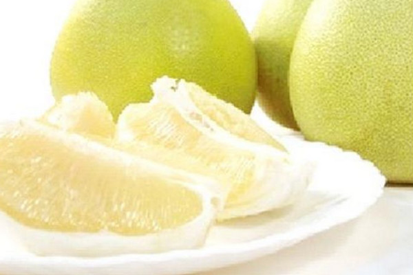 吃沙田柚對(duì)身體有什么好處？買(mǎi)的時(shí)候一掂二摸三擠壓