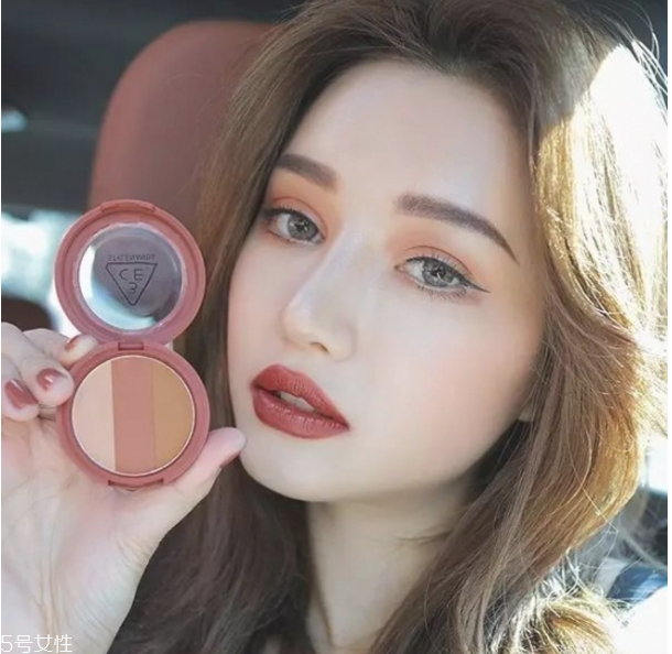 眼影怎么選打底色 挑眼影那些小技巧 眼影怎么選打底色 挑眼影那些小技巧