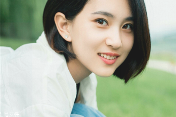 卡粉和浮粉的區(qū)別 這幾點(diǎn)化妝誤區(qū)要注意 卡粉和浮粉的區(qū)別 這幾點(diǎn)化妝誤區(qū)要注意