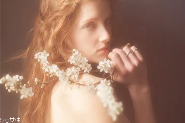 卡粉和浮粉的區(qū)別 這幾點(diǎn)化妝誤區(qū)要注意 卡粉和浮粉的區(qū)別 這幾點(diǎn)化妝誤區(qū)要注意