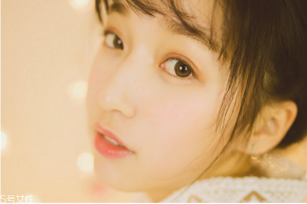 卡粉和浮粉的區(qū)別 這幾點(diǎn)化妝誤區(qū)要注意 卡粉和浮粉的區(qū)別 這幾點(diǎn)化妝誤區(qū)要注意