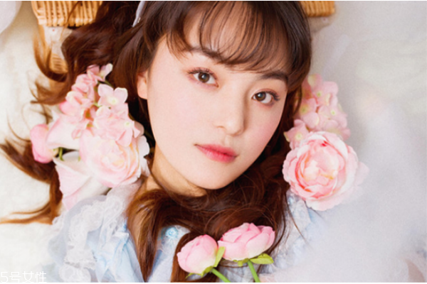 卡粉和浮粉的區(qū)別 這幾點(diǎn)化妝誤區(qū)要注意 卡粉和浮粉的區(qū)別 這幾點(diǎn)化妝誤區(qū)要注意