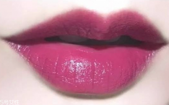 卡粉和浮粉的區(qū)別 這幾點(diǎn)化妝誤區(qū)要注意 卡粉和浮粉的區(qū)別 這幾點(diǎn)化妝誤區(qū)要注意