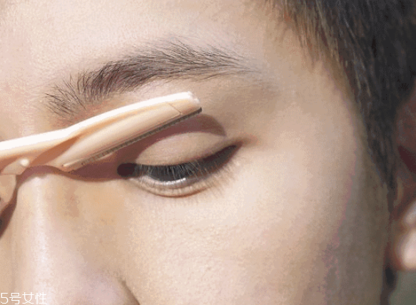 卡粉和浮粉的區(qū)別 這幾點(diǎn)化妝誤區(qū)要注意 卡粉和浮粉的區(qū)別 這幾點(diǎn)化妝誤區(qū)要注意