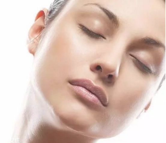 卡粉和浮粉的區(qū)別 這幾點(diǎn)化妝誤區(qū)要注意 卡粉和浮粉的區(qū)別 這幾點(diǎn)化妝誤區(qū)要注意