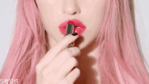 卡粉和浮粉的區(qū)別 這幾點(diǎn)化妝誤區(qū)要注意 卡粉和浮粉的區(qū)別 這幾點(diǎn)化妝誤區(qū)要注意