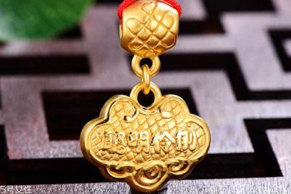 黃金長命鎖的寓意 給后輩祈福 黃金長命鎖的寓意 給后輩祈福