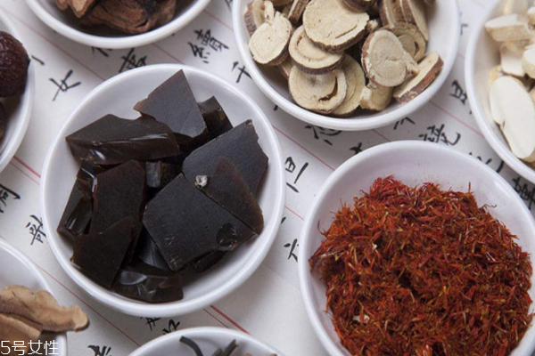 阿膠的氣味像什么 真阿膠是中藥獨(dú)有的清香 阿膠的氣味像什么 真阿膠是中藥獨(dú)有的清香