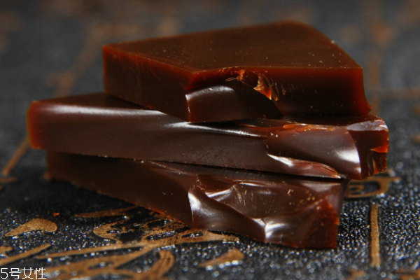 阿膠的氣味像什么 真阿膠是中藥獨(dú)有的清香 阿膠的氣味像什么 真阿膠是中藥獨(dú)有的清香