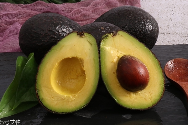 牛油果為什么那么硬 因?yàn)闆](méi)成熟