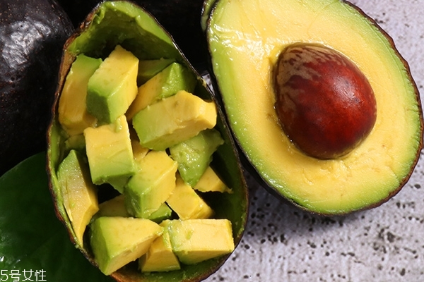 牛油果為什么那么硬 因?yàn)闆](méi)成熟