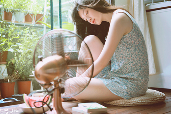 涂粉底液前還需要涂什么 讓你呈現(xiàn)完美底妝 涂粉底液前還需要涂什么 讓你呈現(xiàn)完美底妝