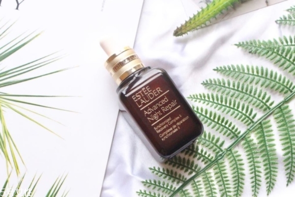 雅詩蘭黛小棕瓶精華這樣用才對 一起學起來 雅詩蘭黛小棕瓶精華這樣用才對 一起學起來