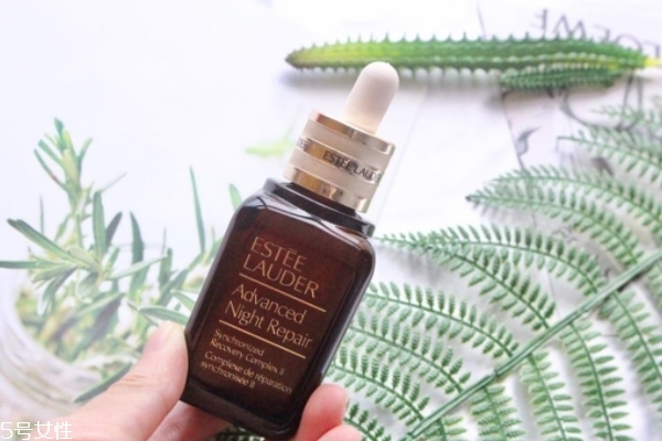 雅詩蘭黛小棕瓶精華這樣用才對 一起學起來 雅詩蘭黛小棕瓶精華這樣用才對 一起學起來