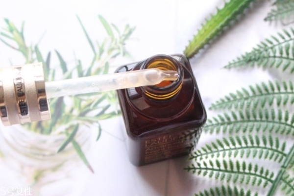 雅詩蘭黛小棕瓶精華這樣用才對 一起學起來 雅詩蘭黛小棕瓶精華這樣用才對 一起學起來