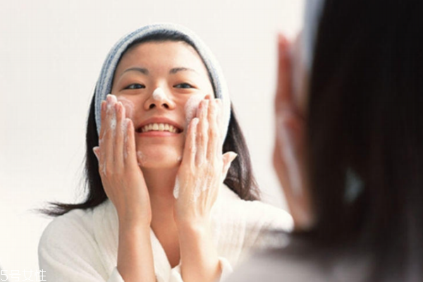 秋天敏感肌膚怎么調(diào)理 拒絕酒精成分 秋天敏感肌膚怎么調(diào)理 拒絕酒精成分