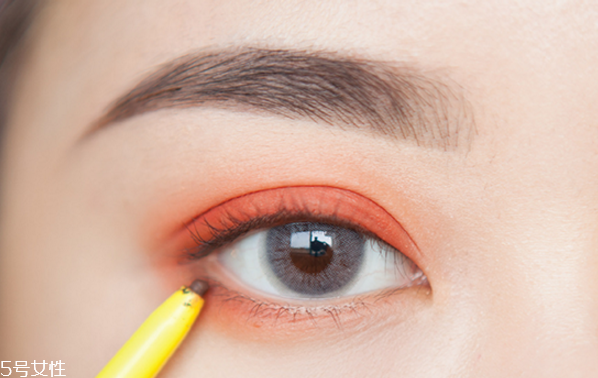 單色眼影怎么用 單色眼影的畫法步驟圖 單色眼影怎么用 單色眼影的畫法步驟圖