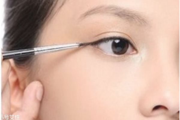 初學(xué)者怎樣畫(huà)眼線 各種眼型的眼線畫(huà)法 初學(xué)者怎樣畫(huà)眼線 各種眼型的眼線畫(huà)法