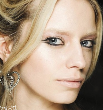 初學(xué)者怎樣畫(huà)眼線 各種眼型的眼線畫(huà)法 初學(xué)者怎樣畫(huà)眼線 各種眼型的眼線畫(huà)法