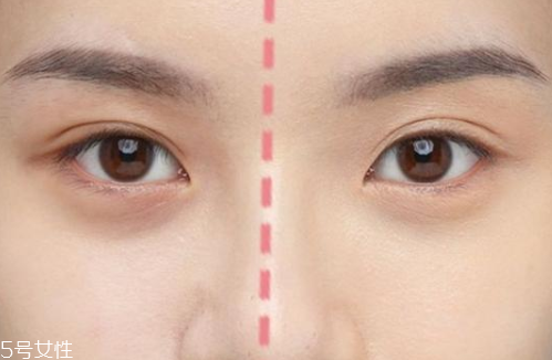 眼下遮瑕卡粉怎么辦 眼下的底妝別上太多 眼下遮瑕卡粉怎么辦 眼下的底妝別上太多