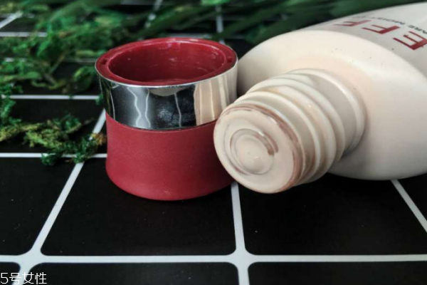 玉麗美容露怎么使用 國民素顏霜養(yǎng)成蜜肌 玉麗美容露怎么使用 國民素顏霜養(yǎng)成蜜肌