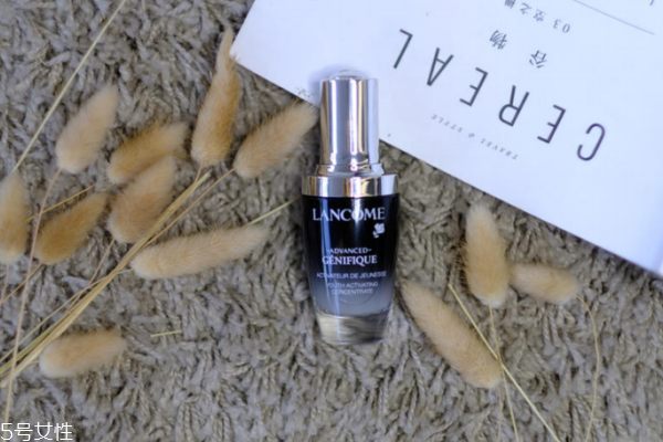 蘭蔻小黑瓶每次用多少 用2到3滴就可以涂抹全臉 蘭蔻小黑瓶每次用多少 用2到3滴就可以涂抹全臉