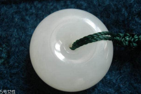 和田玉和翡翠哪個(gè)好 帶你認(rèn)識(shí)它們 和田玉和翡翠哪個(gè)好 帶你認(rèn)識(shí)它們