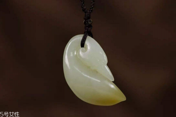 和田玉和翡翠哪個(gè)好 帶你認(rèn)識(shí)它們 和田玉和翡翠哪個(gè)好 帶你認(rèn)識(shí)它們