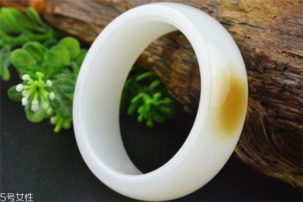 和田玉手鐲多少錢(qián)一個(gè) 看玉石檔次