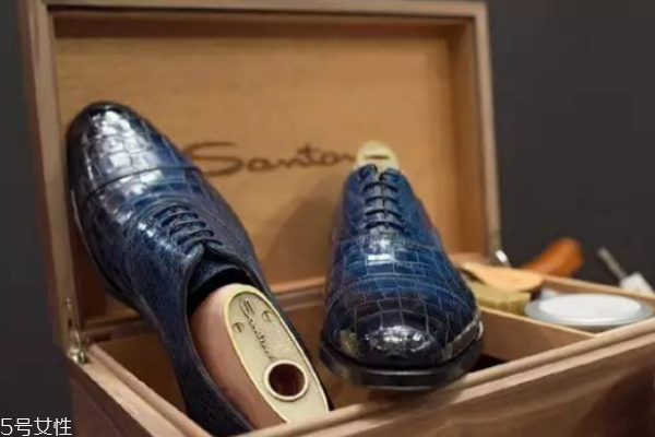 santoni的鞋子好嗎 工藝非?？季?></p><h3>santoni鞋子日常保養(yǎng)</h3><p>第一點、穿</p><p>皮鞋平時穿穿就可以了，皮鞋不是運動鞋，穿皮鞋做運動，那就要小心你的腳踝了!穿皮鞋運動對皮鞋的傷害很大，平時應(yīng)該盡量避免。還有人可能一時沒注意，比如逛公園爬山都穿皮鞋，自己覺得沒事，就爬一個小山嗎?其實這樣做只會讓你的皮鞋損壞越來越大!所以御金匠的皮具護理師建議大家穿皮鞋的時候盡量避免運動!平時回家的時候，可以在皮鞋里面放入一點干燥劑，然后把皮鞋放在陰涼干燥的地方透氣!</p><p>第二點、養(yǎng)</p><p>保養(yǎng)皮鞋對皮鞋來說最重要，平時不保養(yǎng)皮鞋，會大大減少皮鞋的使用壽命。保養(yǎng)皮鞋要做到勤擦洗，用干凈的抹布或海綿沾濕溫水，然后輕輕擦拭皮鞋表面，在擦拭皮鞋的時候，一定要在皮鞋里面塞入鞋楦，這樣可以放在擦拭皮鞋的時候造成皮鞋變形!皮鞋擦干凈以后，再用干燥的抹布擦去水分，然后用專用的鞋油給皮鞋擦一遍，把皮鞋放在陰涼干燥處晾干!</p><p>第三點、藏</p><p>皮鞋的保存很重要，保存皮鞋的時候要防潮防霉、防蟲子叮咬!購買鞋子時的鞋盒就是一件非常好的保存皮鞋的東西，保存皮鞋的時候要在皮鞋里塞入鞋楦，這樣可以有效防止皮鞋變形。把鞋子放在陰涼干燥的柜子里，可以避免皮鞋受潮生霉，在鞋盒里放入一小塊樟腦丸可以防止蟲子老鼠啃咬!皮鞋不能存放時間太久，可以每半年拿出來晾一下，透透氣!</p>		</div>
<div align=