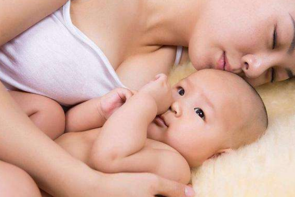 秋季寶寶長痱子怎么辦 爸媽注意日常護(hù)理 秋季寶寶長痱子怎么辦 爸媽注意日常護(hù)理