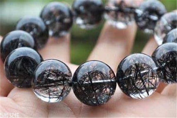 黑發(fā)晶戴哪只手 水晶佩戴有講究 黑發(fā)晶戴哪只手 水晶佩戴有講究