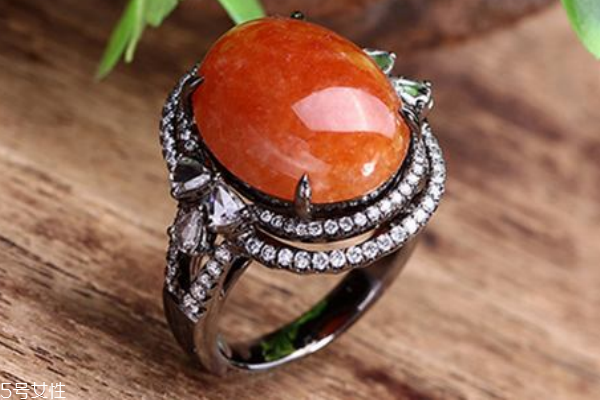 紅翡翠戒指多少錢 頂級品種高達百萬元 紅翡翠戒指多少錢 頂級品種高達百萬元