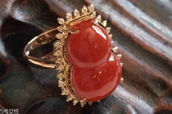 紅翡翠戒指多少錢 頂級品種高達百萬元 紅翡翠戒指多少錢 頂級品種高達百萬元