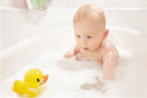 寶寶每天洗澡有助身心智力發(fā)育 寶寶每天洗澡有助身心智力發(fā)育
