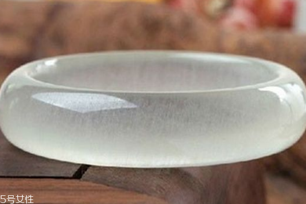 天山冰玉手鐲價格 價格不斷上漲