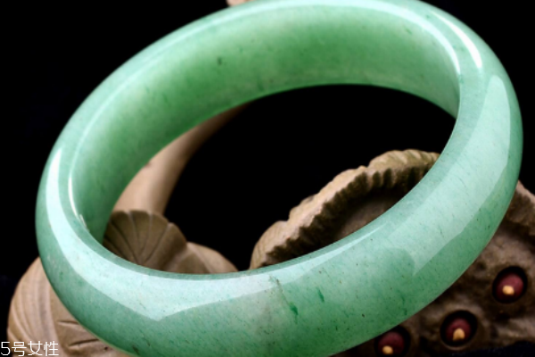東陵玉手鐲多少錢(qián) 價(jià)值并不高
