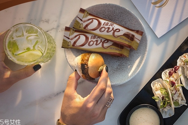 巧克力為什么讓人開(kāi)心 因?yàn)橛袀€(gè)特殊成分