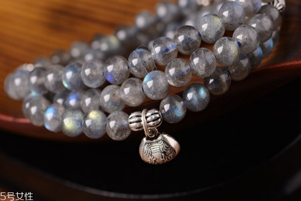 拉長石和月光石的區(qū)別 要學(xué)會區(qū)分 拉長石和月光石的區(qū)別 要學(xué)會區(qū)分