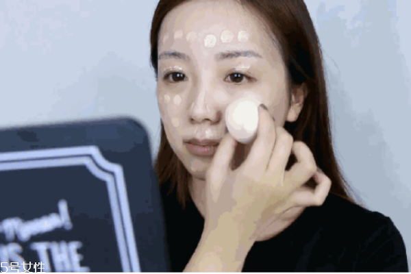 上粉底液用什么工具 教你怎么涂粉底液 上粉底液用什么工具 教你怎么涂粉底液
