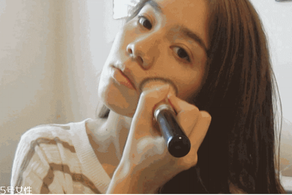 上粉底液用什么工具 教你怎么涂粉底液 上粉底液用什么工具 教你怎么涂粉底液