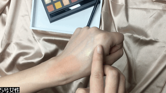 橘朵眼影到底怎么樣 眼影盤只能打三分 橘朵眼影到底怎么樣 眼影盤只能打三分