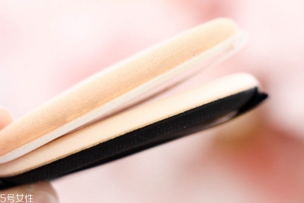 ysl氣墊pk蘭蔻氣墊 你會(huì)更愛(ài)哪一款 ysl氣墊pk蘭蔻氣墊 你會(huì)更愛(ài)哪一款