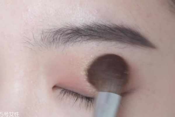 眼妝怎么畫(huà)顯得溫柔 僅需4步的溫柔奶茶棕眼妝