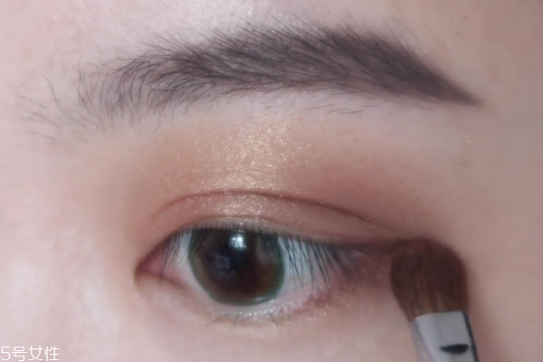 眼妝怎么畫(huà)顯得溫柔 僅需4步的溫柔奶茶棕眼妝