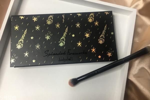 橘朵眼影到底怎么樣 眼影盤只能打三分 橘朵眼影到底怎么樣 眼影盤只能打三分