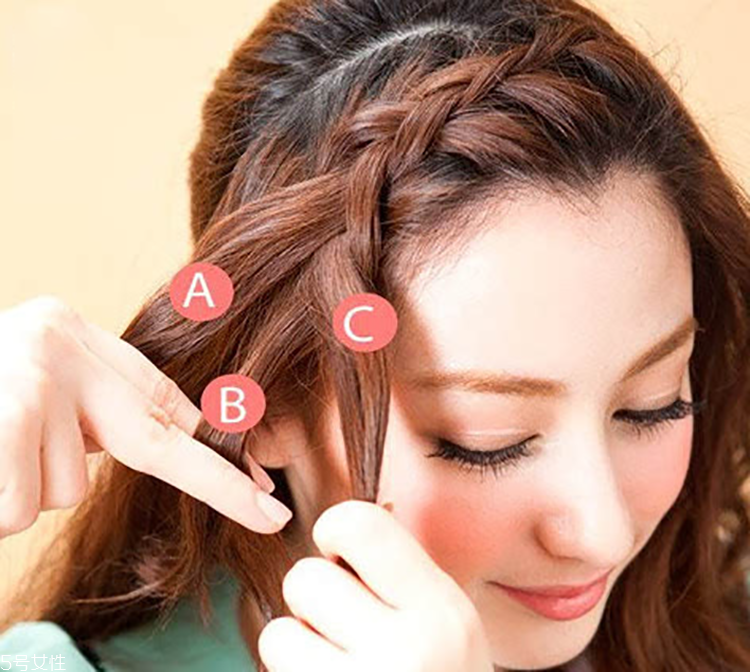 愛心編發(fā)怎么扎好看 學會這個立馬氣質上身