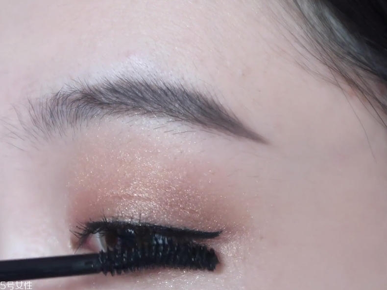 眼妝怎么畫(huà)顯得溫柔 僅需4步的溫柔奶茶棕眼妝