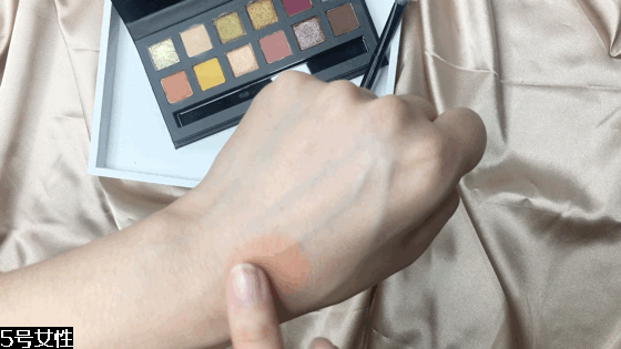 橘朵眼影到底怎么樣 眼影盤只能打三分 橘朵眼影到底怎么樣 眼影盤只能打三分